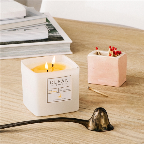 Clean Space Fresh Linens Scented Candle (Kuva 3 tuotteesta 3)