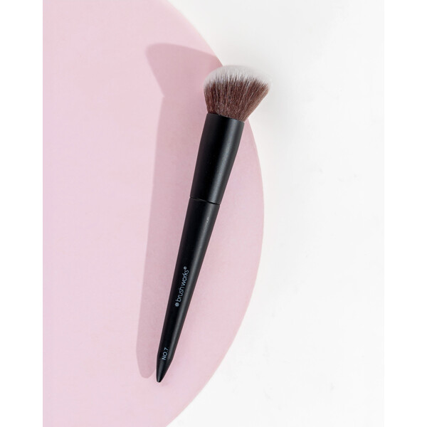 Brushworks No. 7 Angled Blush Brush (Kuva 5 tuotteesta 9)