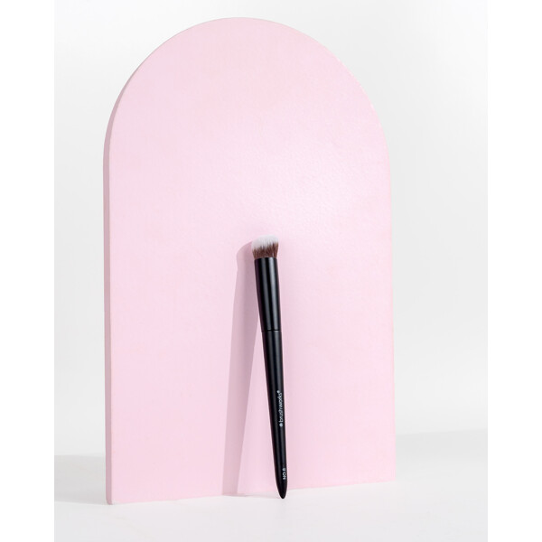 Brushworks No. 8 Precise Angled Concealer Brush (Kuva 6 tuotteesta 9)