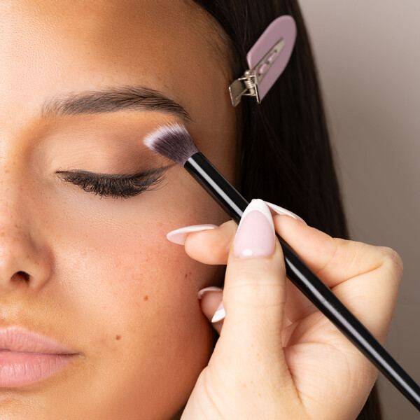 Brushworks No. 15 Angled Blending Eye Brush (Kuva 8 tuotteesta 8)
