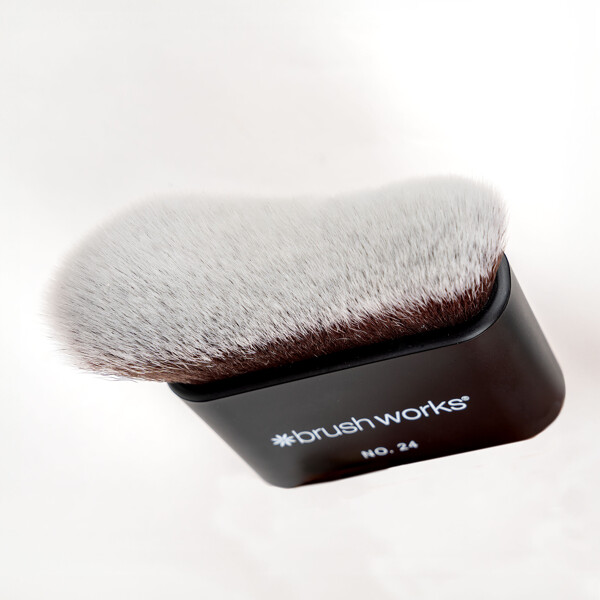 Brushworks No. 24 Blending Face & Body Brush (Kuva 4 tuotteesta 8)