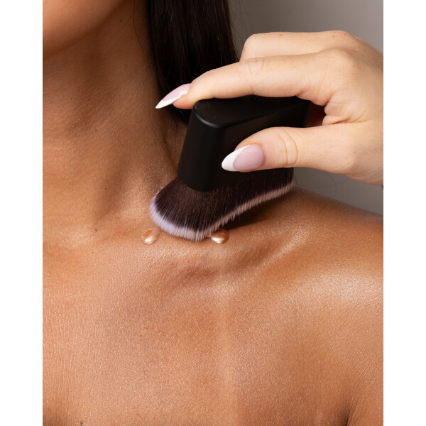 Brushworks No. 24 Blending Face & Body Brush (Kuva 7 tuotteesta 8)