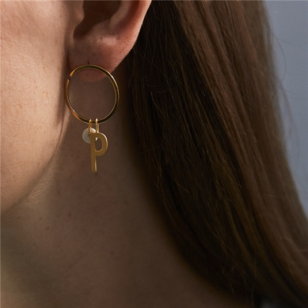 Design Letters Earring Hoops 24 mm Gold (Kuva 3 tuotteesta 3)