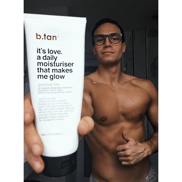 It's Love. A Daily Moisturizer Gradual Tan Lotion (Kuva 4 tuotteesta 5)