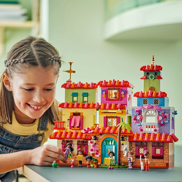 43245 LEGO Disney Madrigalin perheen taikatalo (Kuva 5 tuotteesta 6)