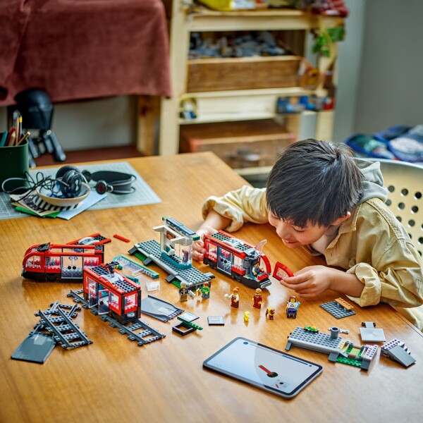 60423 LEGO City Raitiovaunu ja Asema (Kuva 4 tuotteesta 5)