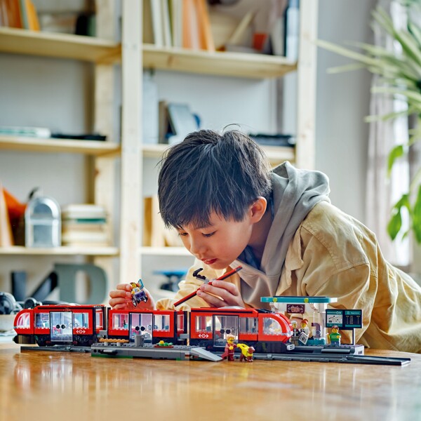 60423 LEGO City Raitiovaunu ja Asema (Kuva 5 tuotteesta 5)